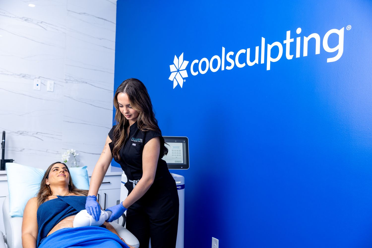 CoolSculpting patient model receiving treatment on her abdomen