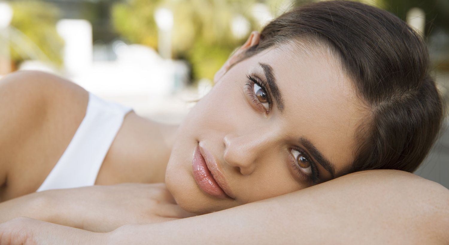  o shot patieht model resting her head on her arm and smiling slightly